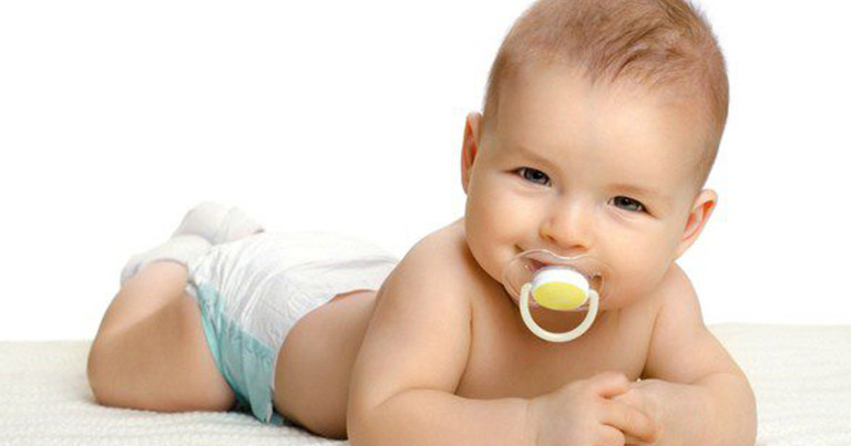 Cuándo poner chupete al bebé y cómo usarlo?